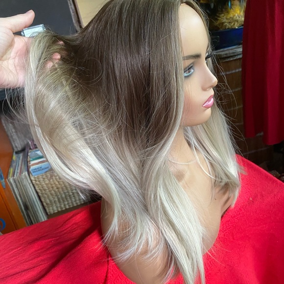 Gorgeous face-framing ombre blonde-brown wig! - Picture 8 of 11